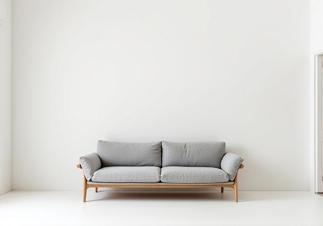 Moderne Fjord sofa med lyst grått stoff og slanke treben.
